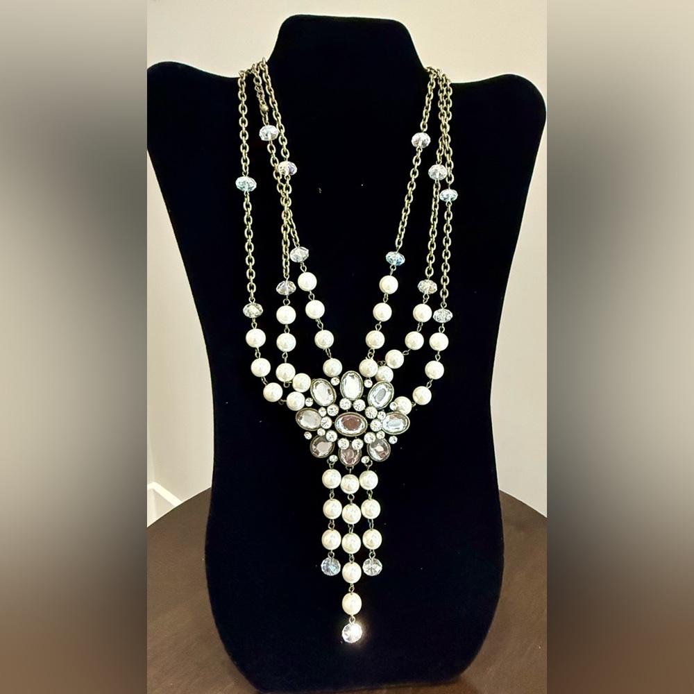 Elegant Pearl and Crystal Necklace